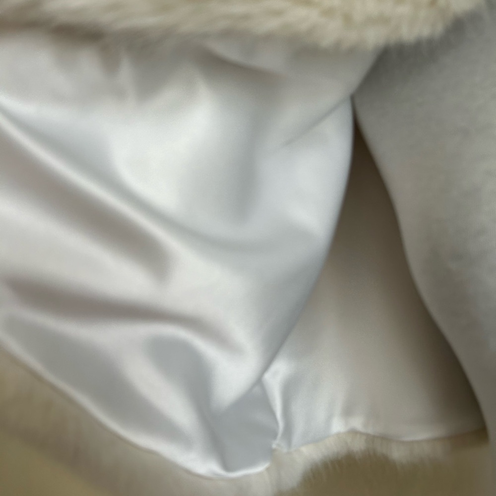Faux fur bridal cape (ivory whisper) by Helen Moore - Picture 4 of 8